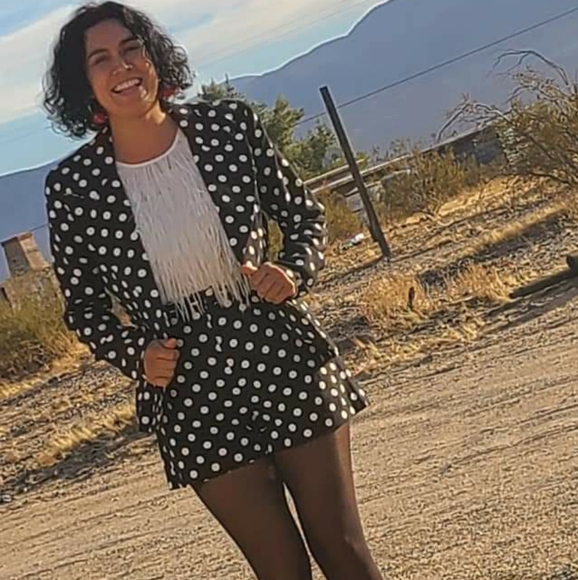 Poshmark - Picture 4 of 8